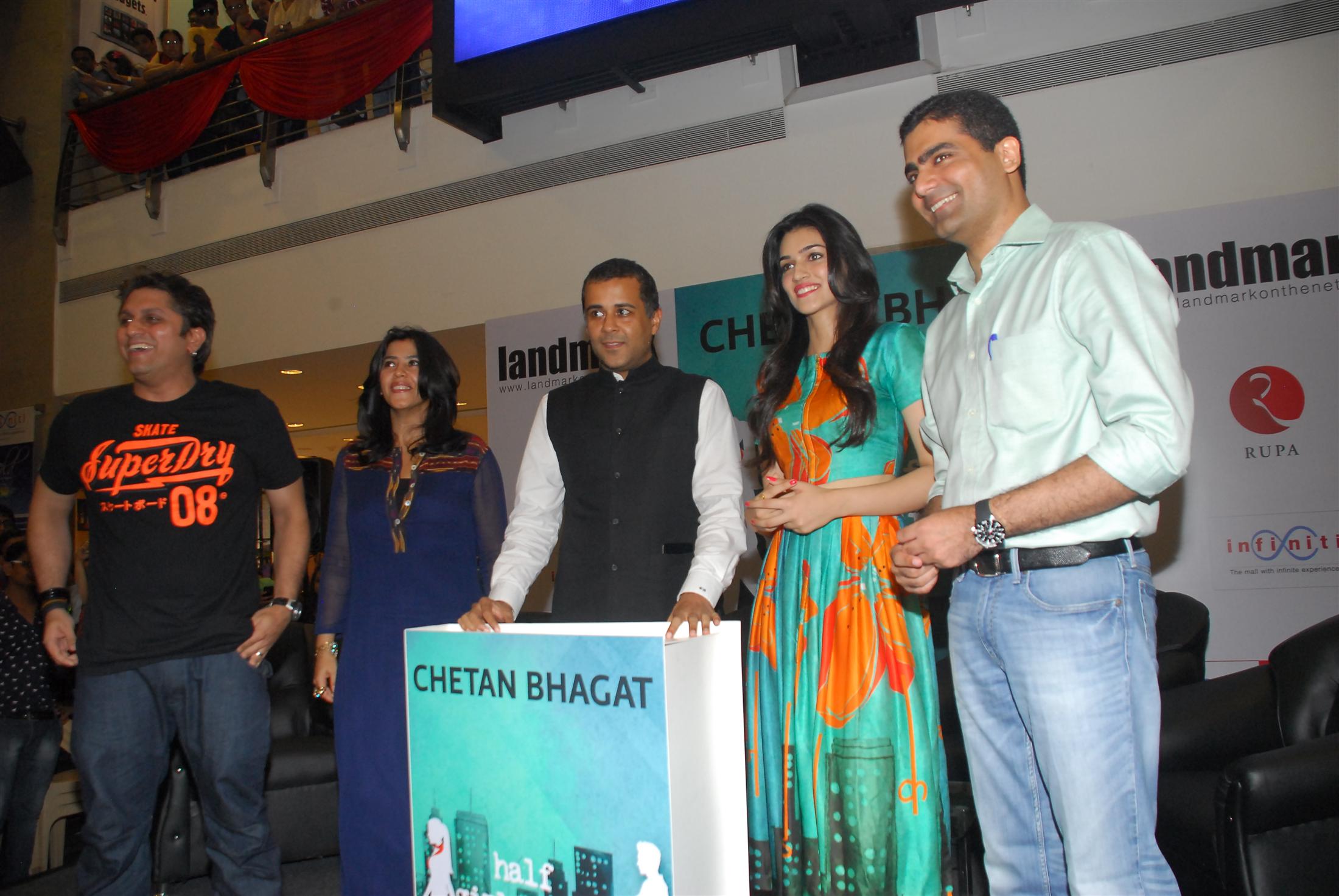 Kriti Sanon Launch Chetan Bhagat Half Girlfriend Book