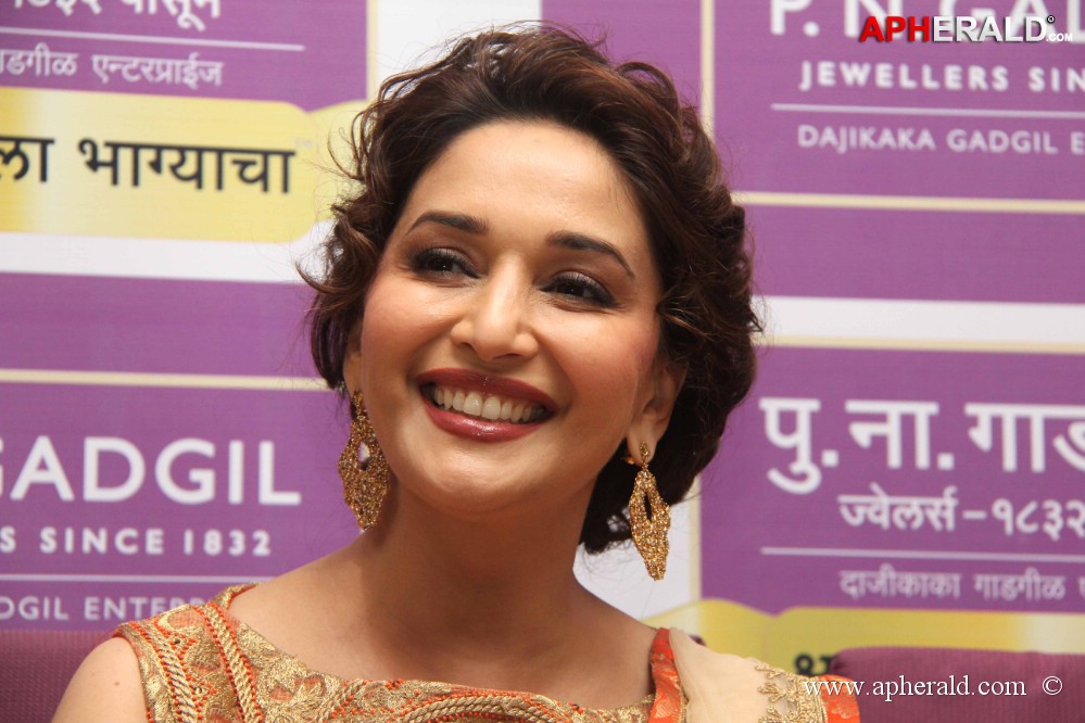 Madhuri Dixit at Kshan Ala Bhagyachya Prize