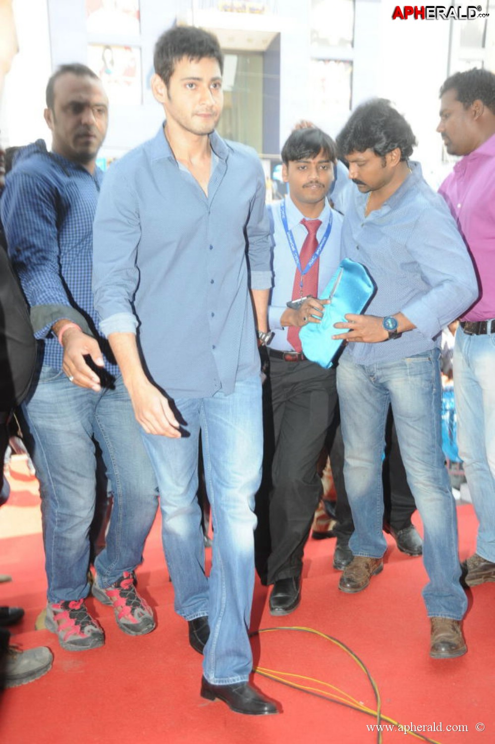 Mahesh Launches Univercell Sync Mobile Store