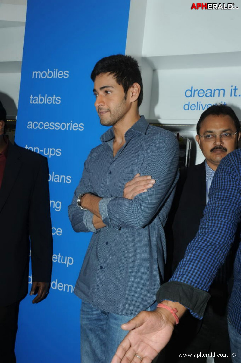 Mahesh Launches Univercell Sync Mobile Store