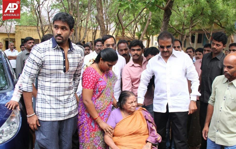 Manchu Family Cast Their Vote 