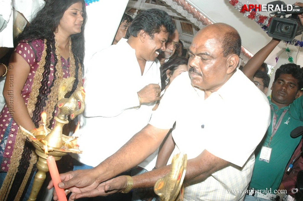 Mandhira Vizhigal Tamil Movie Launch