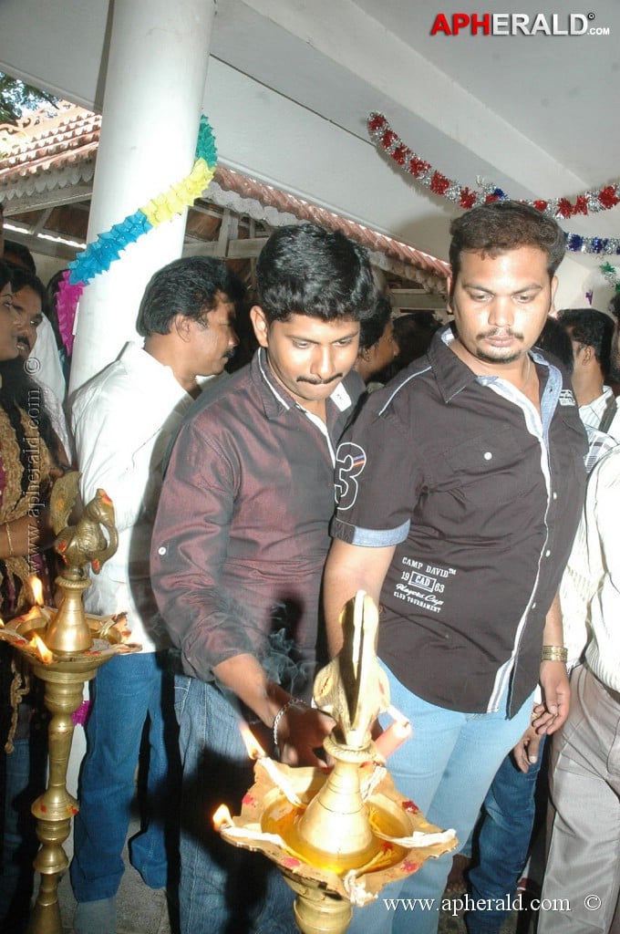 Mandhira Vizhigal Tamil Movie Launch