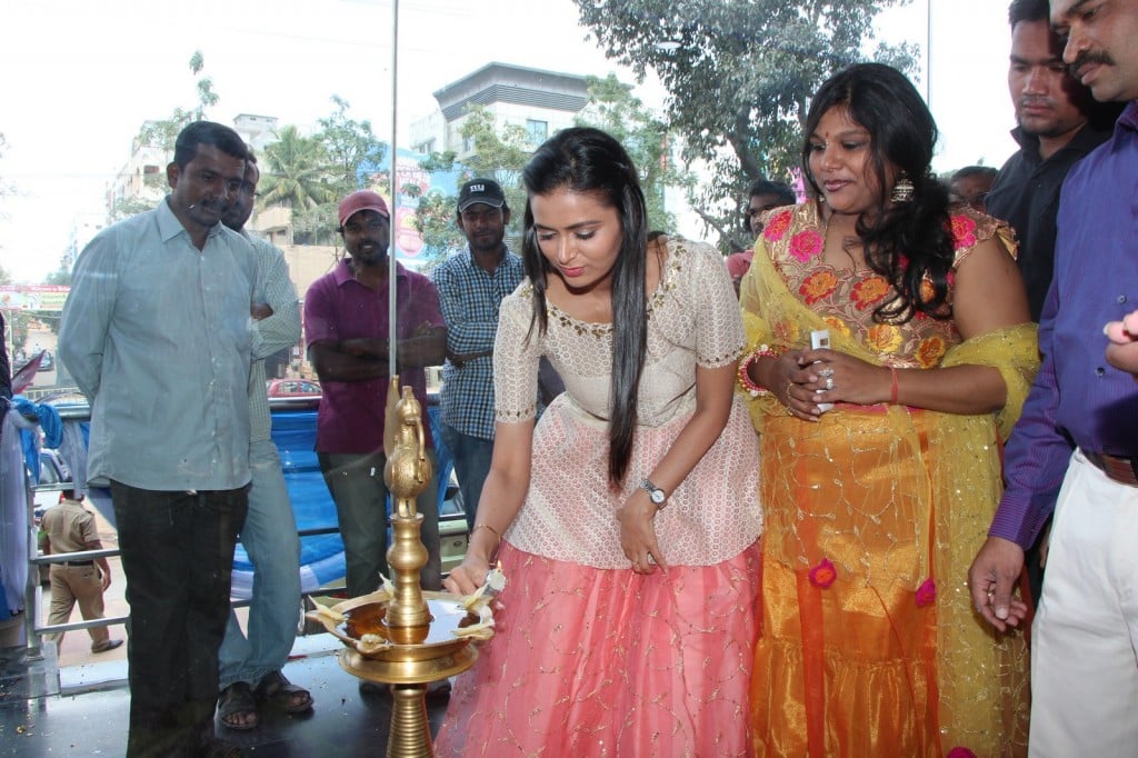 Meenakshi Dixit Launches Yes Mart