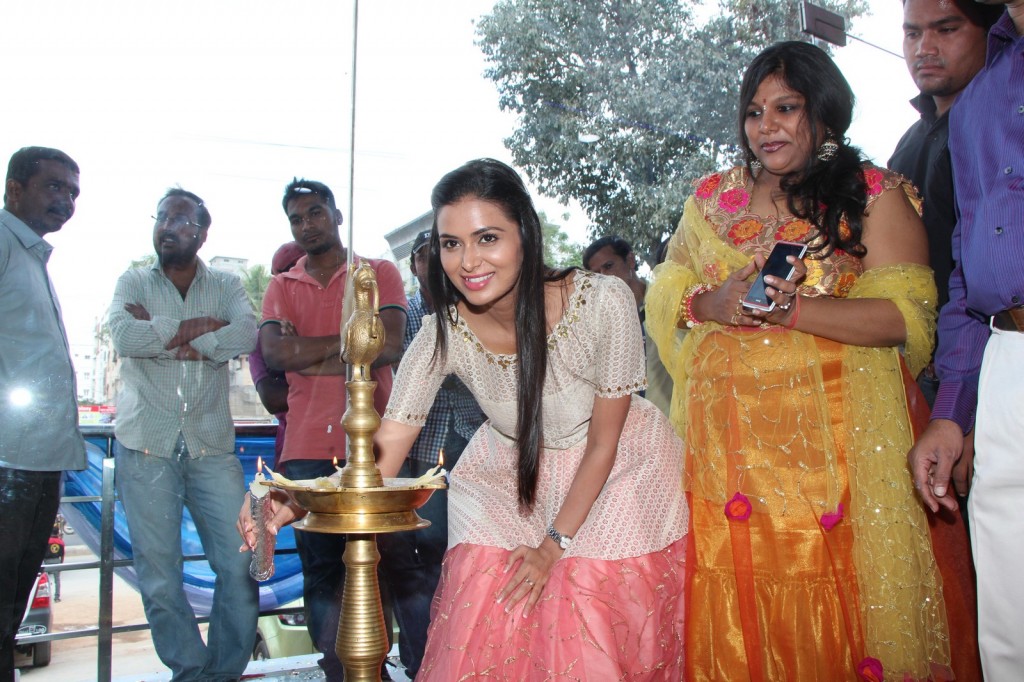 Meenakshi Dixit Launches Yes Mart