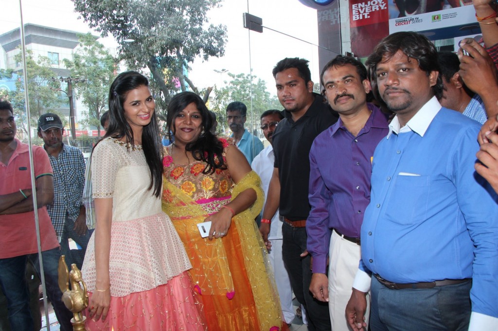 Meenakshi Dixit Launches Yes Mart