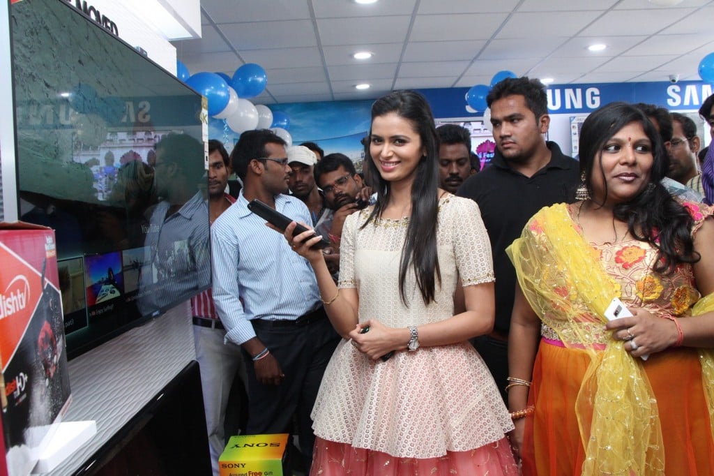 Meenakshi Dixit Launches Yes Mart
