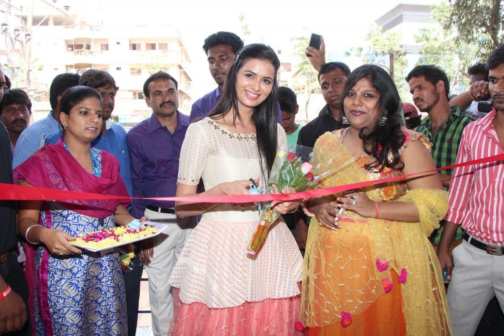 Meenakshi Dixit Launches Yes Mart