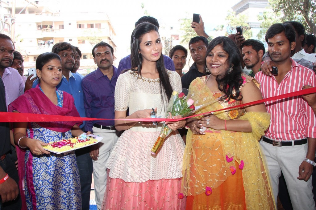 Meenakshi Dixit Launches Yes Mart