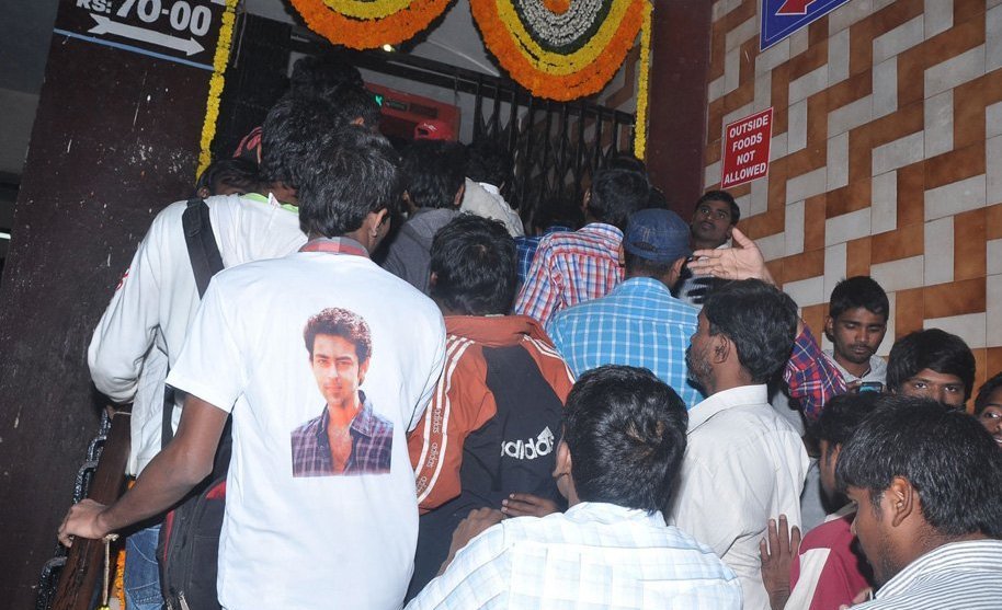 Mukunda Movie Hungama at Sandhya Theatre