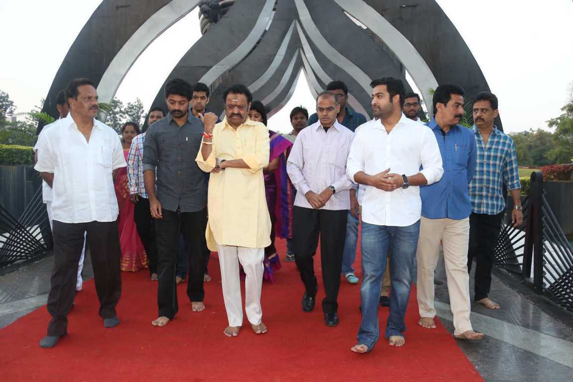 Nandamuri Family At NTR Ghat On NTR 19th Death Anniversary