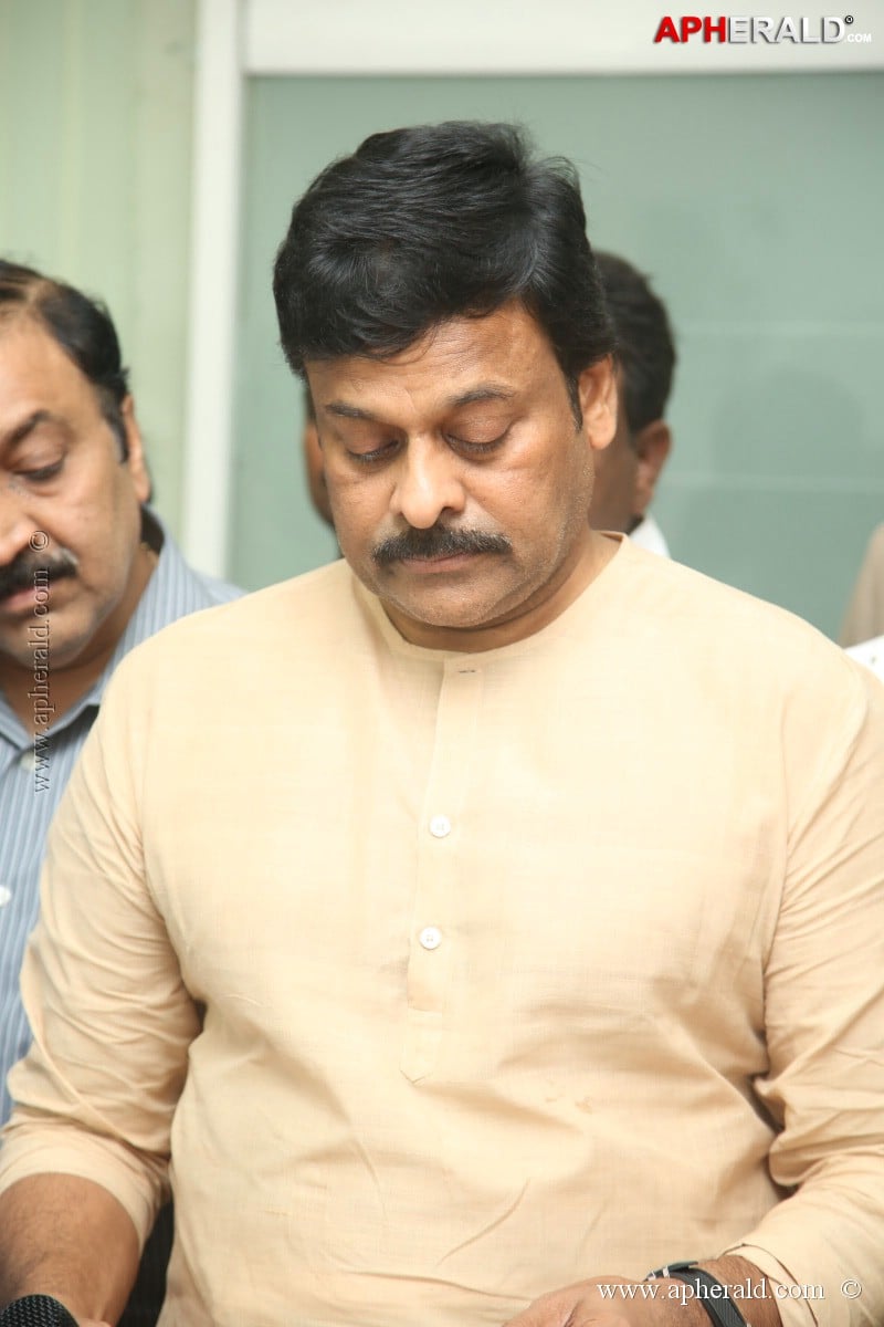 KL Narayana gives 10 Lakh Cheque To Chiranjeevi