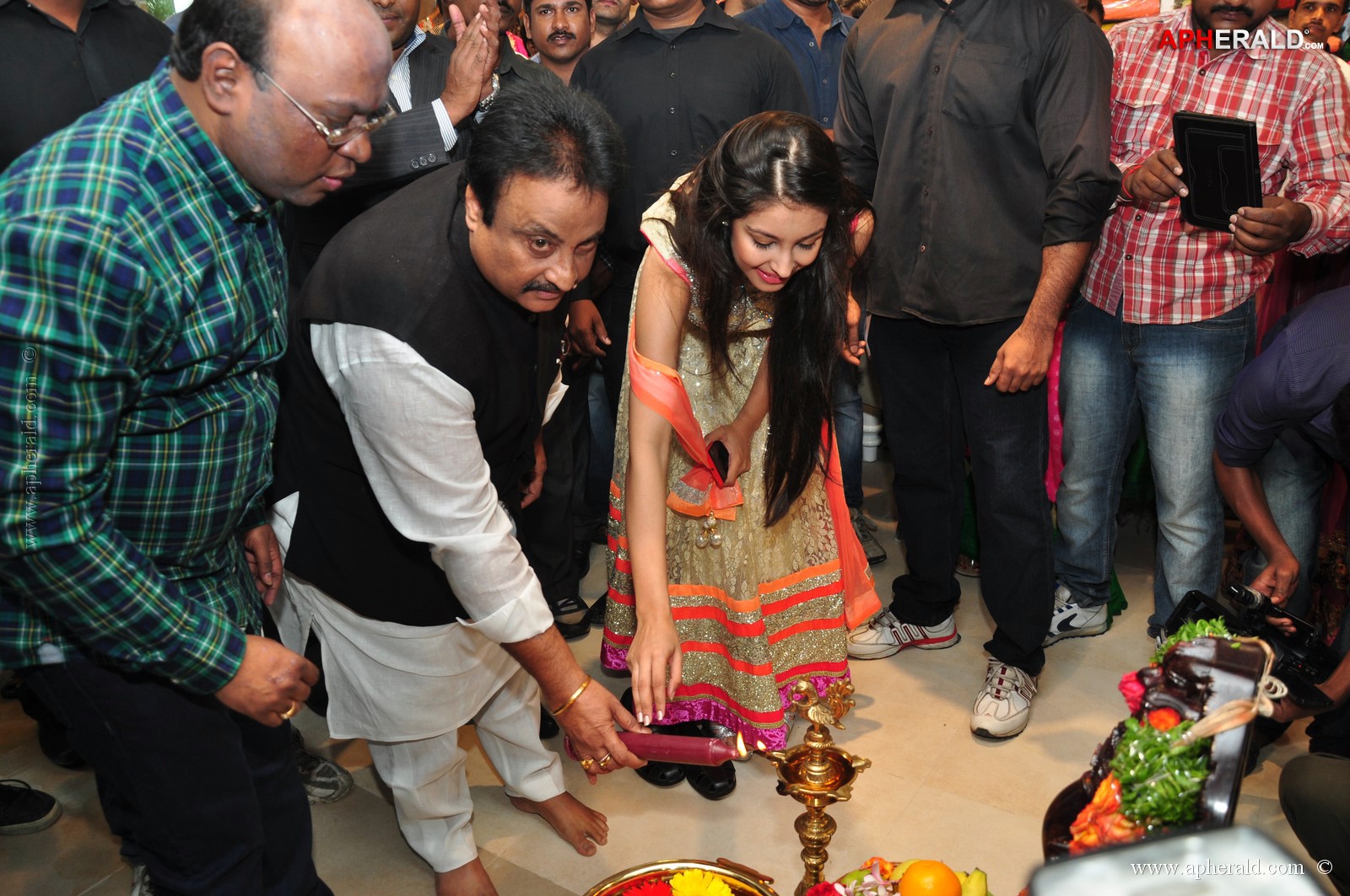 Navneet Kaur Dhillon at Grandeur Showroom Launch