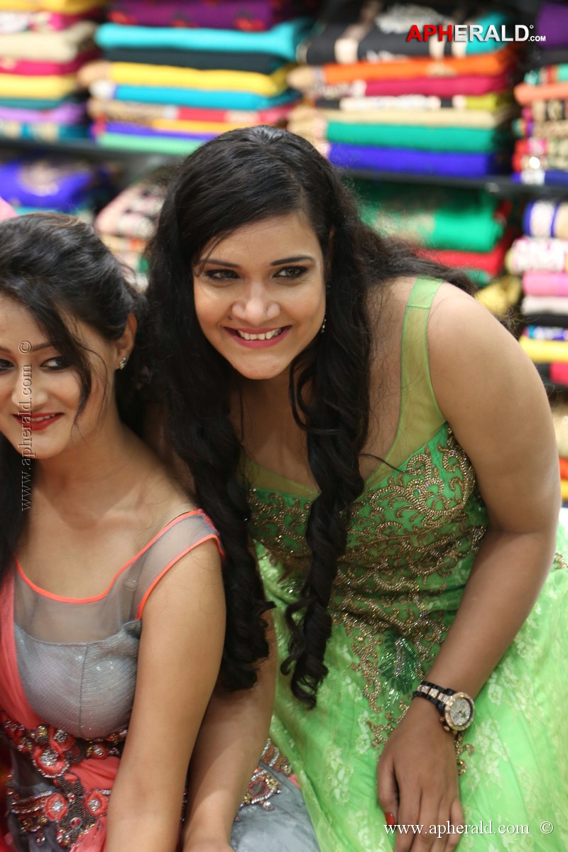 Navneet Kaur Dhillon at Grandeur Showroom Launch