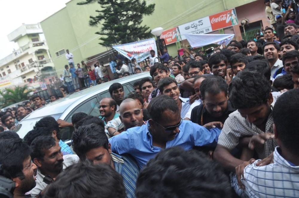 Pilla Nuvvu Leni Jeevitham Team at Viswanath Theatre