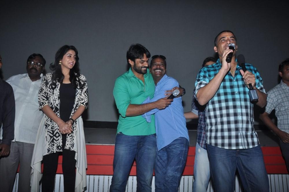 Pilla Nuvvu Leni Jeevitham Team at Viswanath Theatre