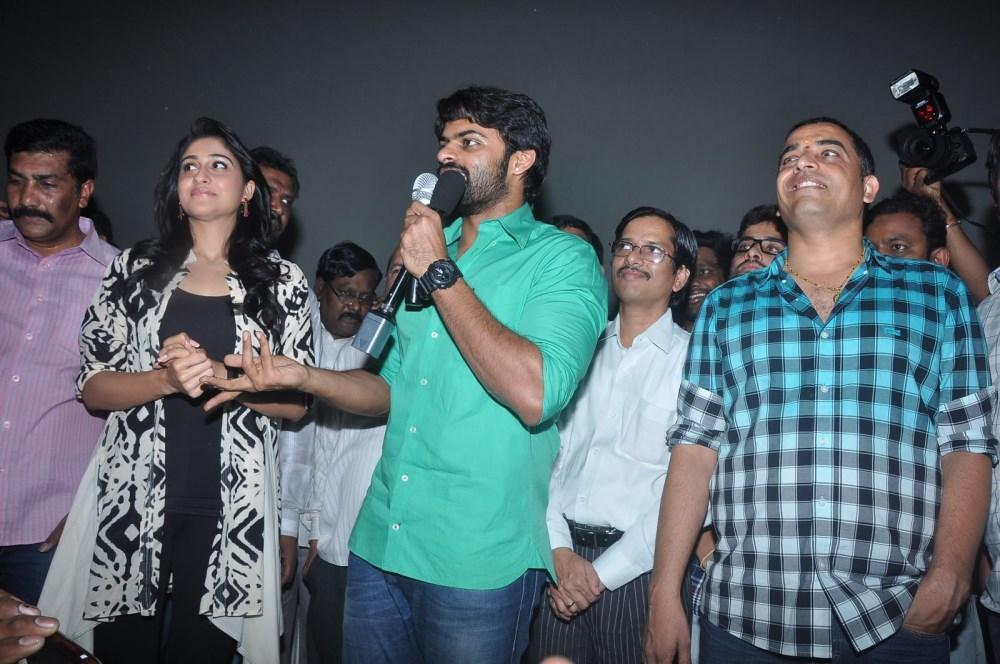 Pilla Nuvvu Leni Jeevitham Team at Viswanath Theatre