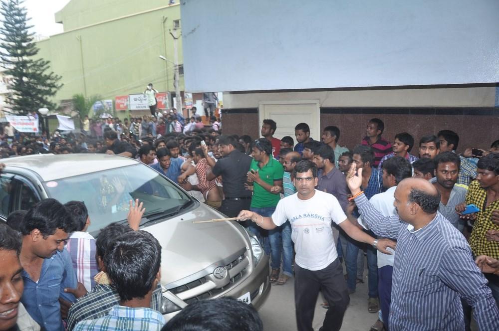 Pilla Nuvvu Leni Jeevitham Team at Viswanath Theatre