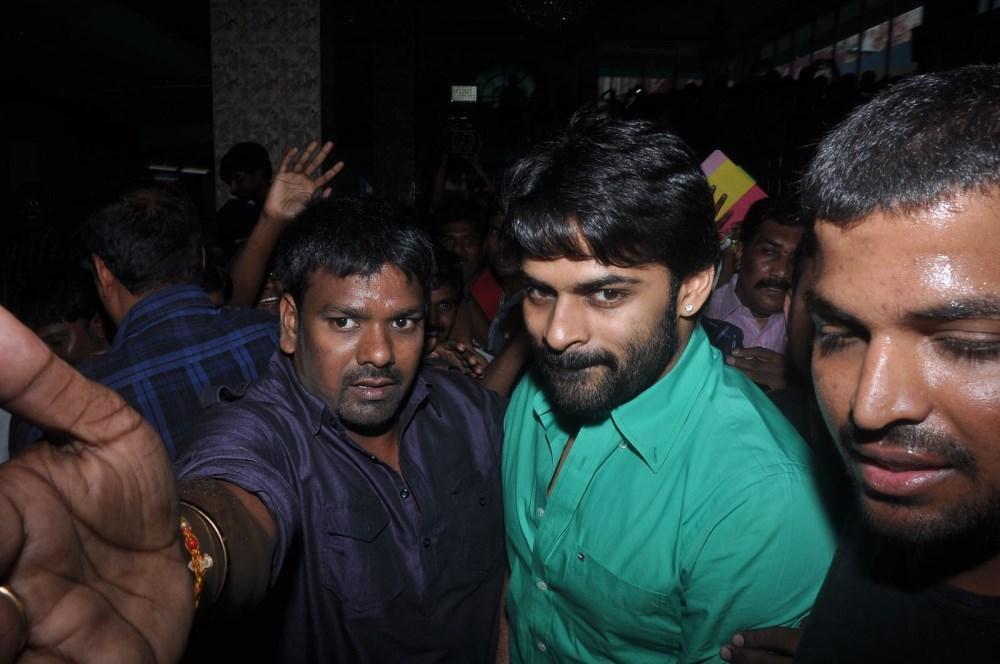 Pilla Nuvvu Leni Jeevitham Team at Viswanath Theatre