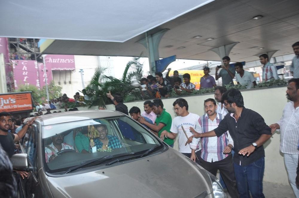 Pilla Nuvvu Leni Jeevitham Team at Viswanath Theatre