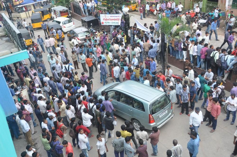 Pilla Nuvvu Leni Jeevitham Team at Viswanath Theatre