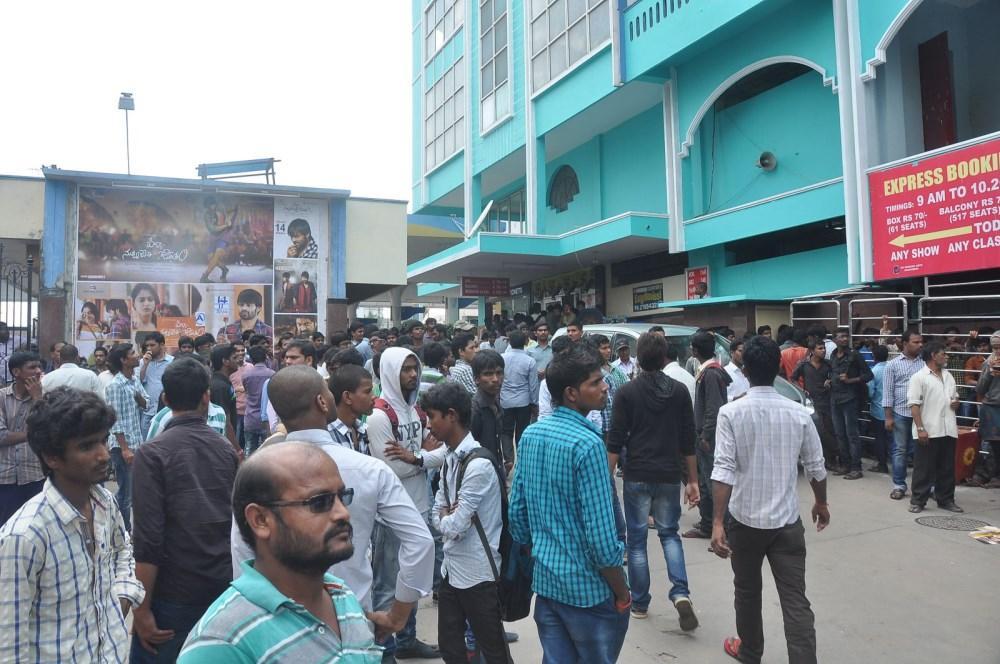 Pilla Nuvvu Leni Jeevitham Team at Viswanath Theatre