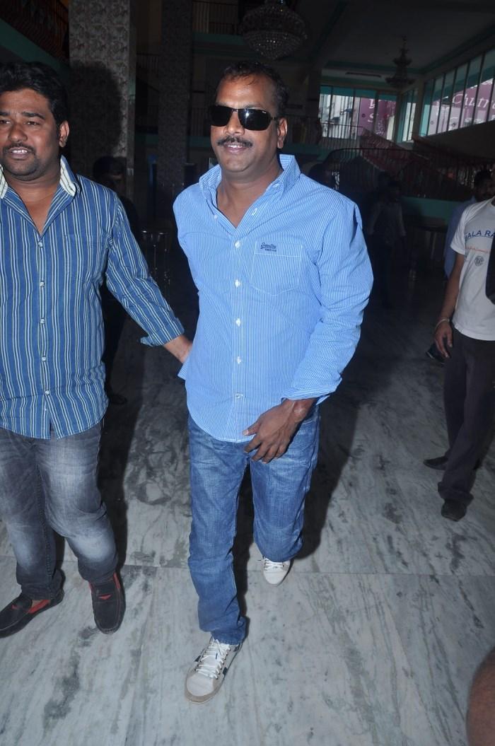 Pilla Nuvvu Leni Jeevitham Team at Viswanath Theatre