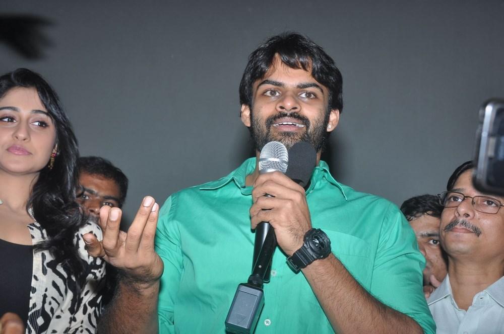 Pilla Nuvvu Leni Jeevitham Team at Viswanath Theatre