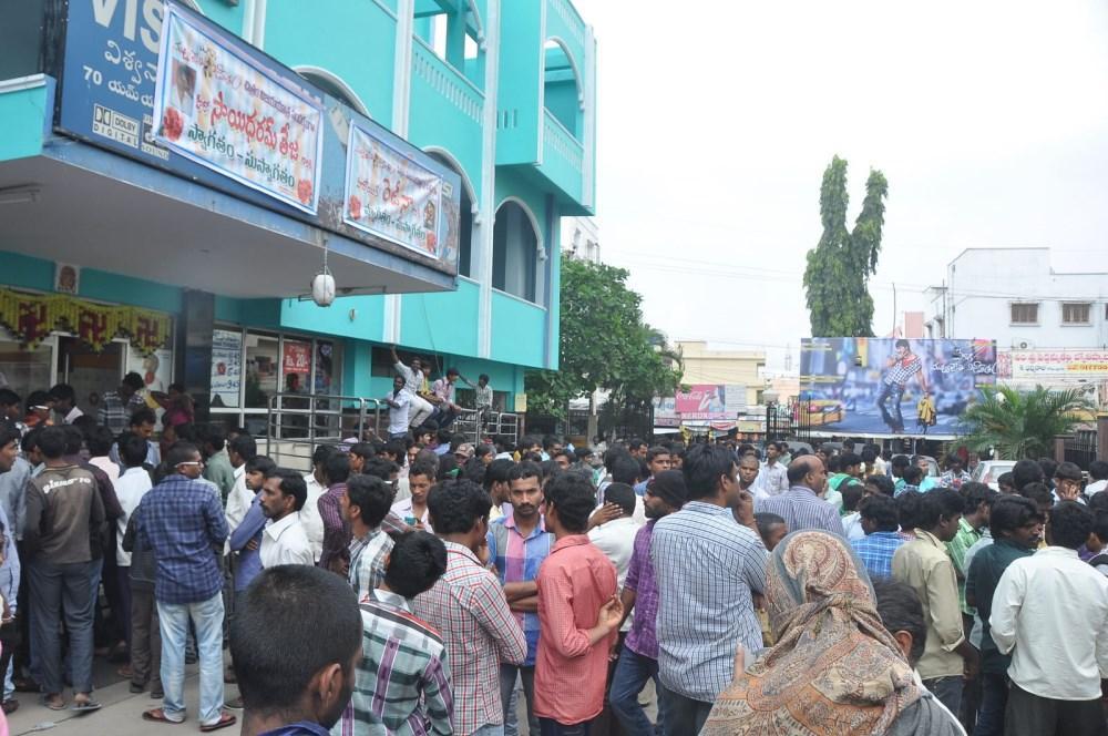 Pilla Nuvvu Leni Jeevitham Team at Viswanath Theatre