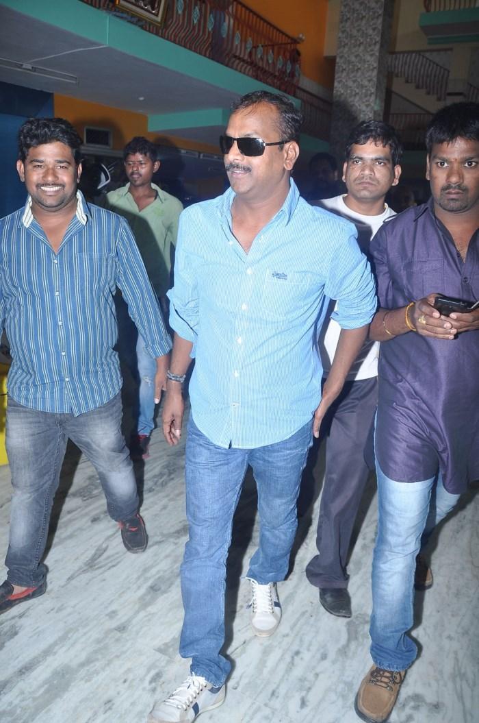 Pilla Nuvvu Leni Jeevitham Team at Viswanath Theatre