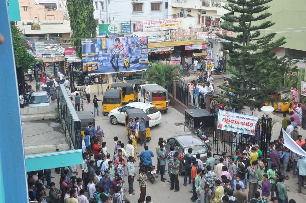 Pilla Nuvvu Leni Jeevitham Team at Viswanath Theatre