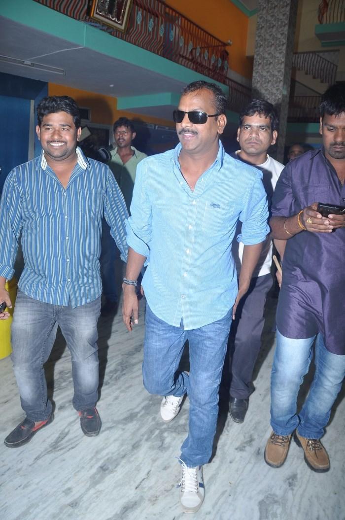 Pilla Nuvvu Leni Jeevitham Team at Viswanath Theatre