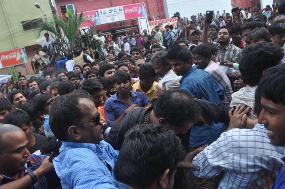 Pilla Nuvvu Leni Jeevitham Team at Viswanath Theatre