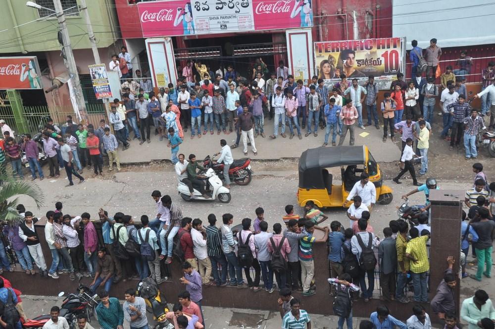 Pilla Nuvvu Leni Jeevitham Team at Viswanath Theatre