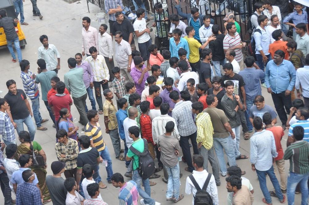 Pilla Nuvvu Leni Jeevitham Team at Viswanath Theatre