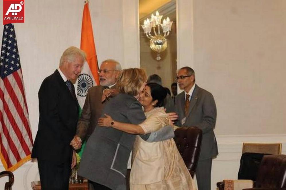 PM Modi Meets Hillary n Bill Clinton in New York