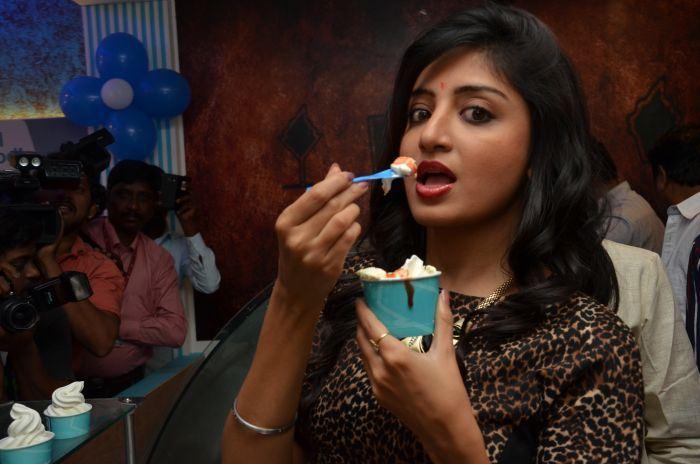 Poonam Kaur Launch CI-Gusta Ice Cream Parlour