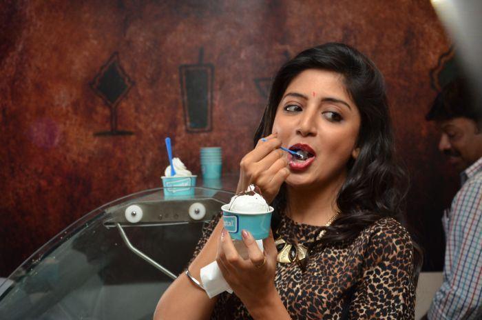 Poonam Kaur Launch CI-Gusta Ice Cream Parlour