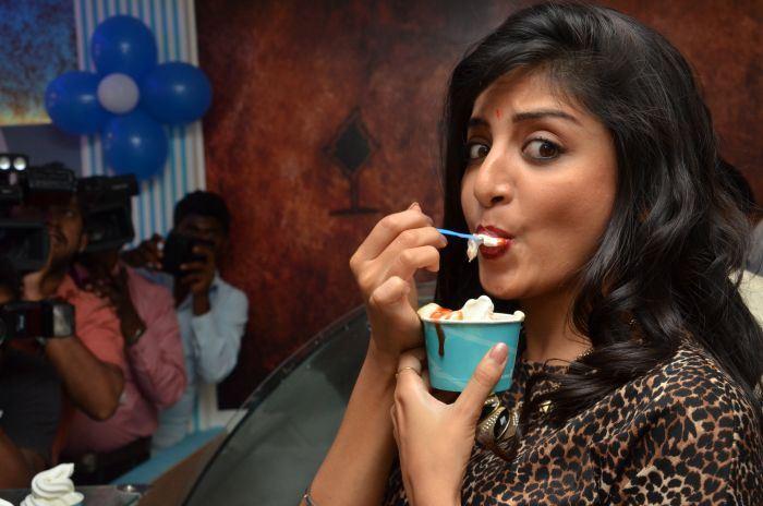 Poonam Kaur Launch CI-Gusta Ice Cream Parlour