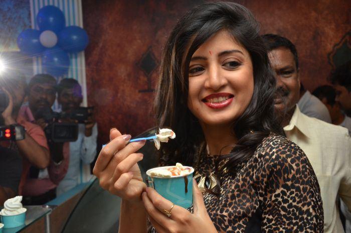 Poonam Kaur Launch CI-Gusta Ice Cream Parlour