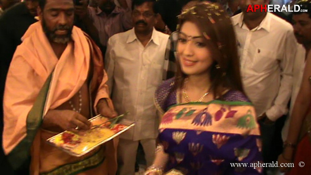 Pranitha Launches Srinikethan Shopping Mall
