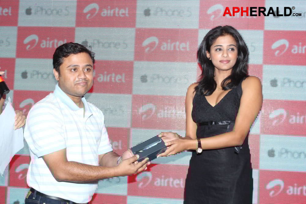Priyamani Launch Apple Iphone
