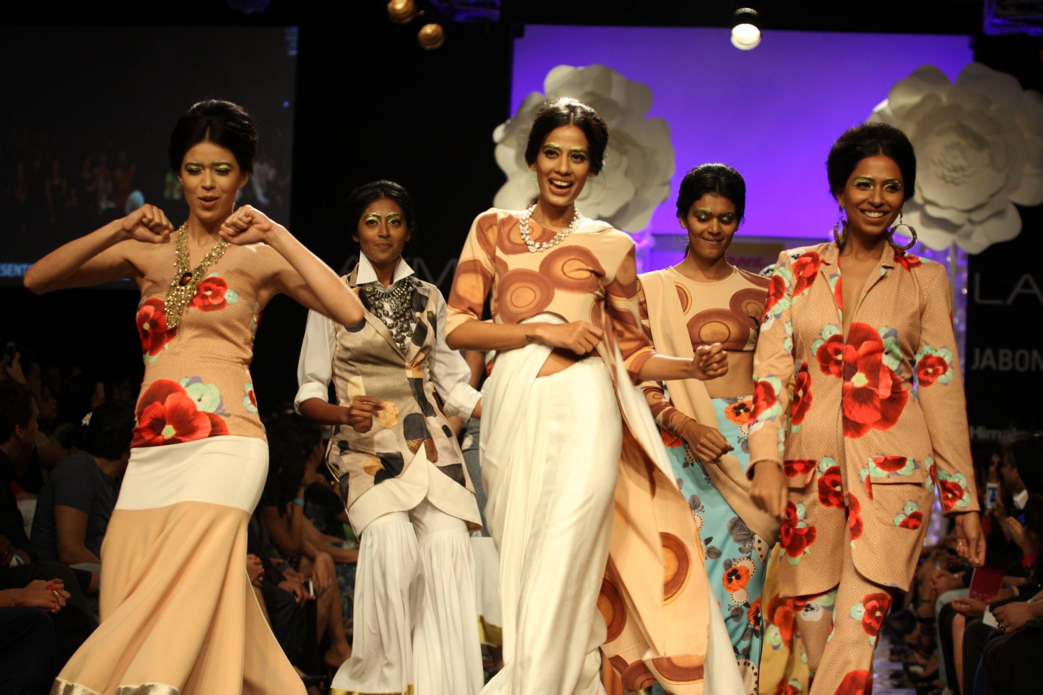 Shilpa Shetty n Sushmita Sen Ramp Walks at LFW Winter Festive 2014