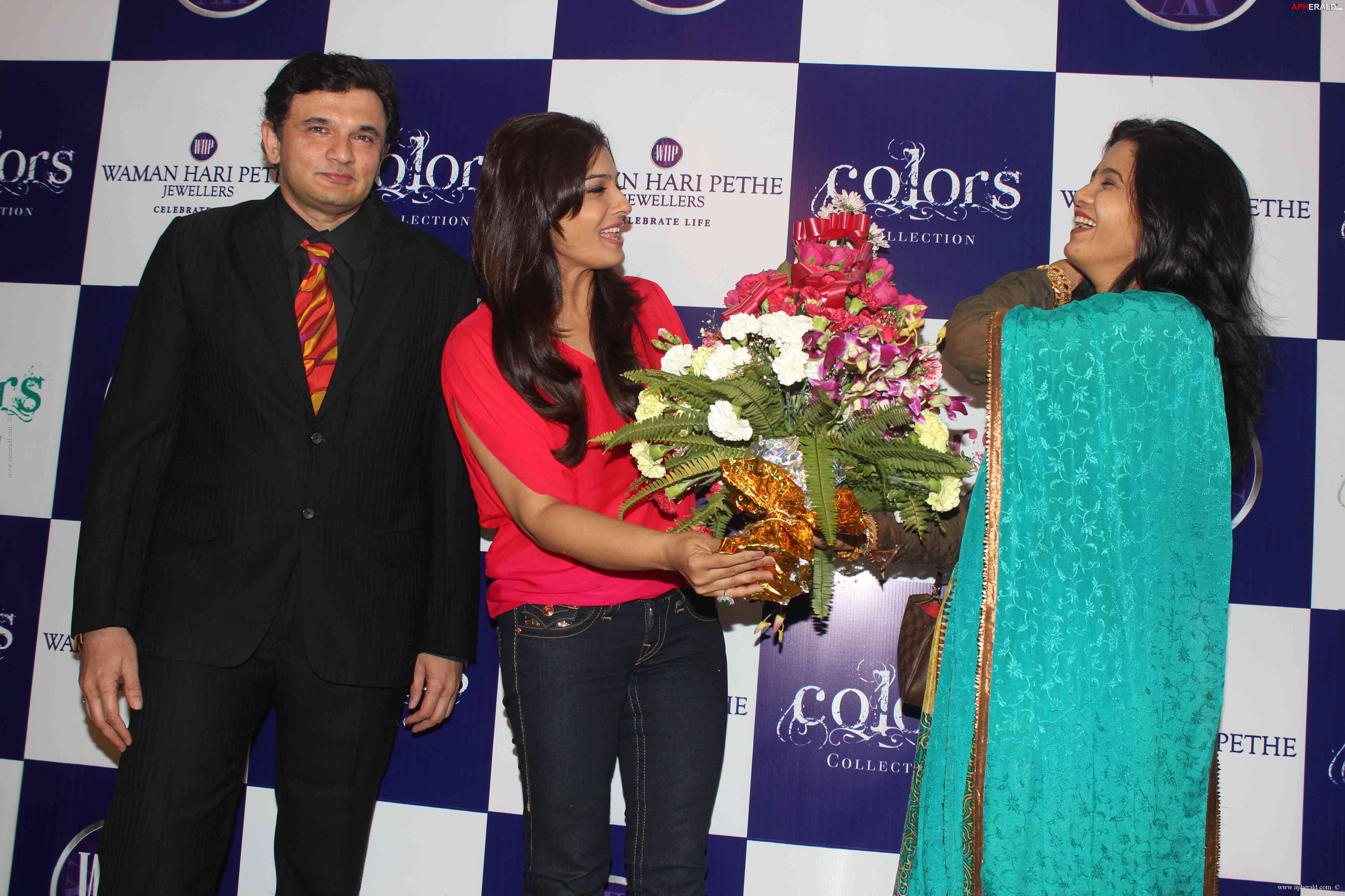 Raveena Tandon at Hari Pethe Jewellers