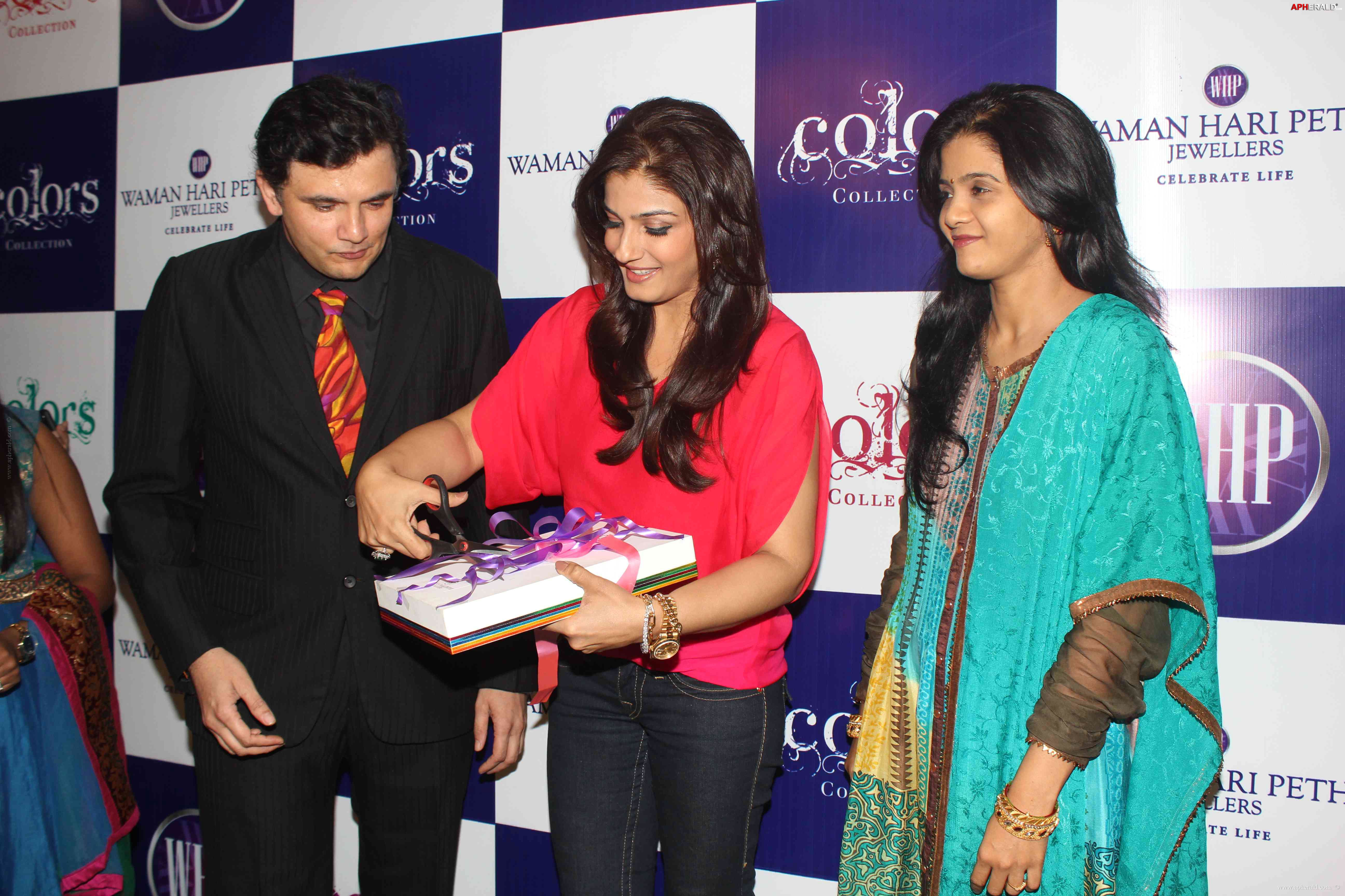 Raveena Tandon at Hari Pethe Jewellers
