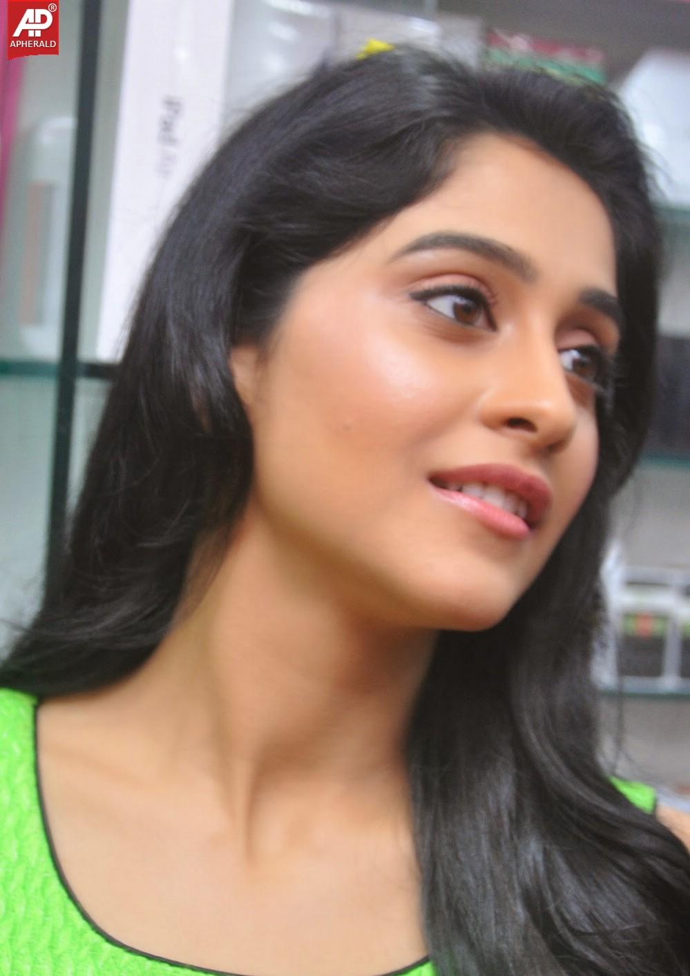 Regina Cassandra at B New Mobiles Launch