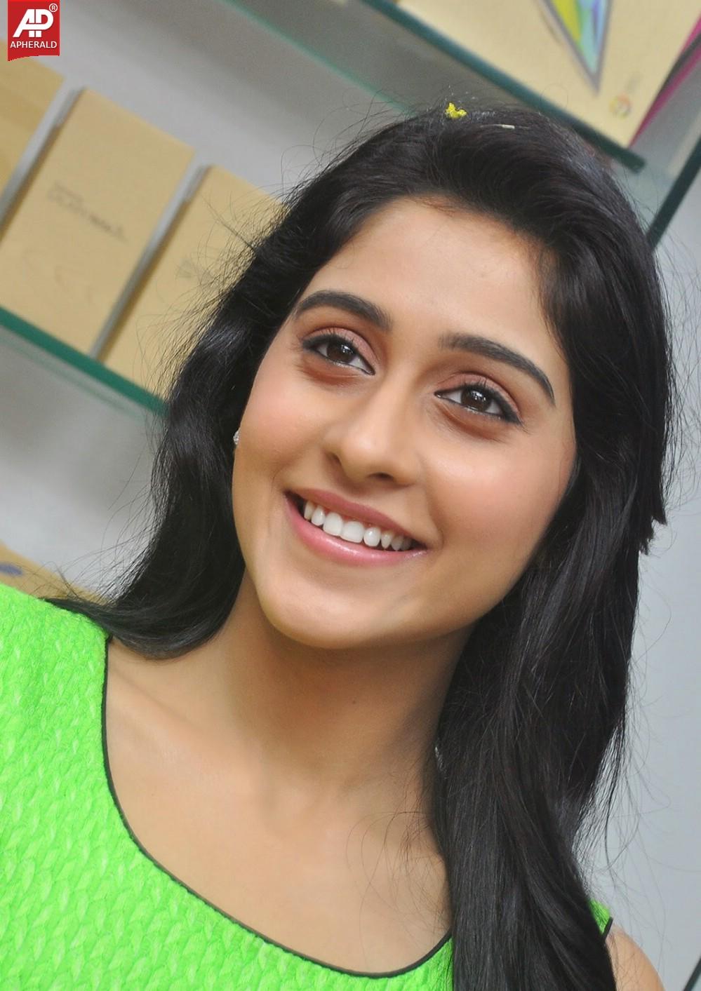 Regina Cassandra at B New Mobiles Launch