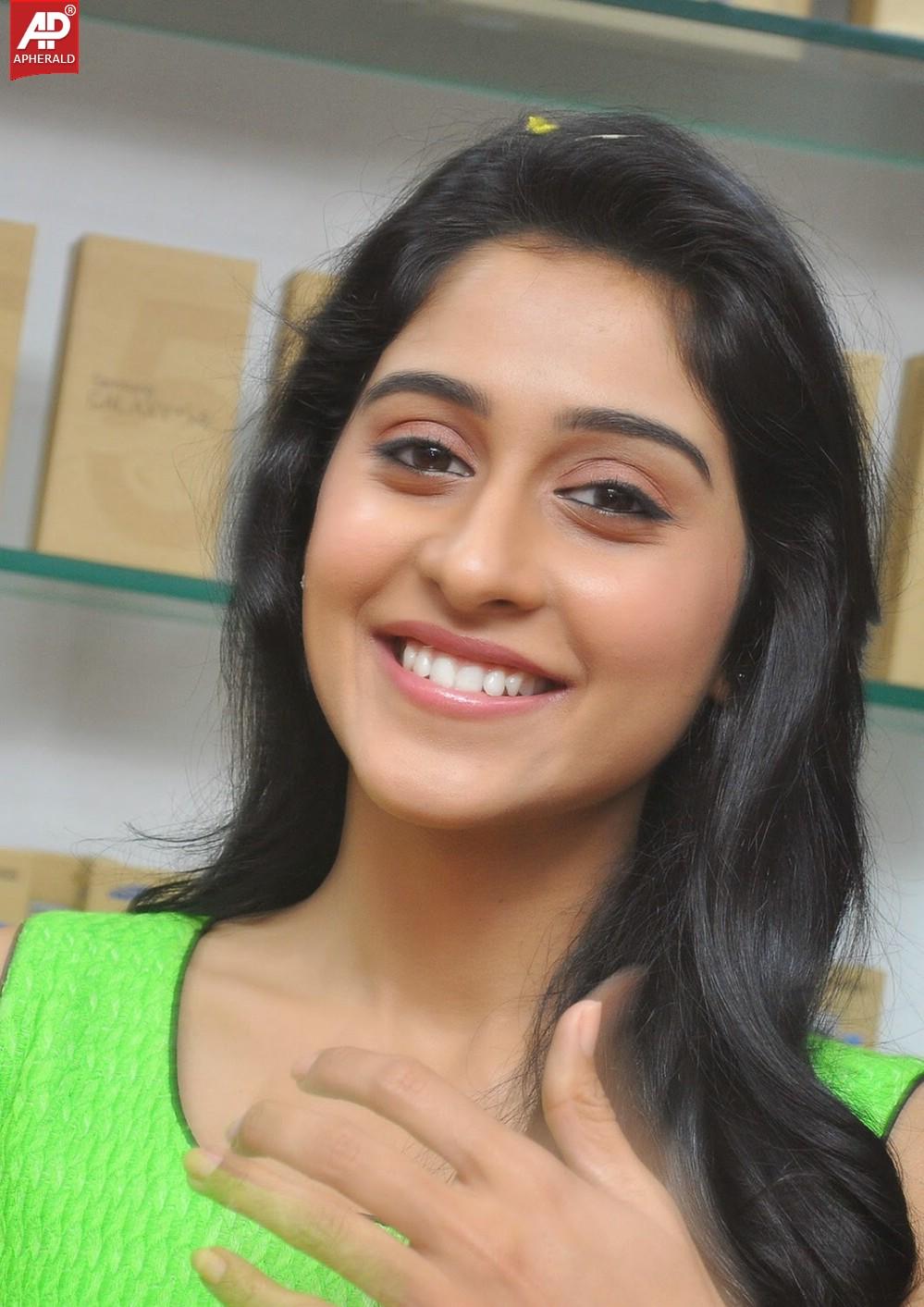 Regina Cassandra at B New Mobiles Launch