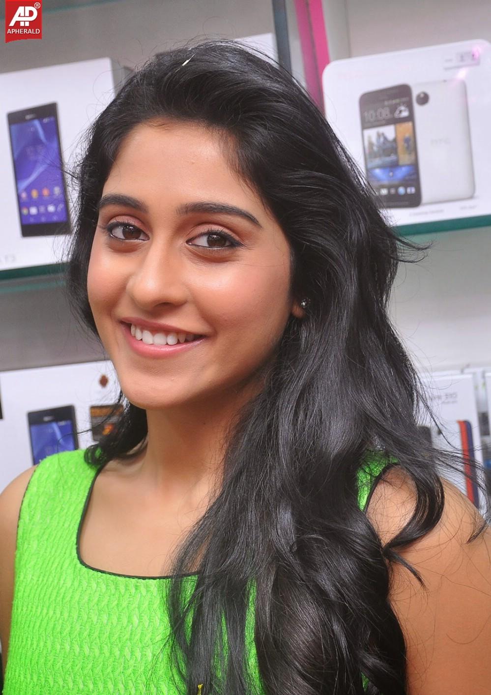 Regina Cassandra at B New Mobiles Launch
