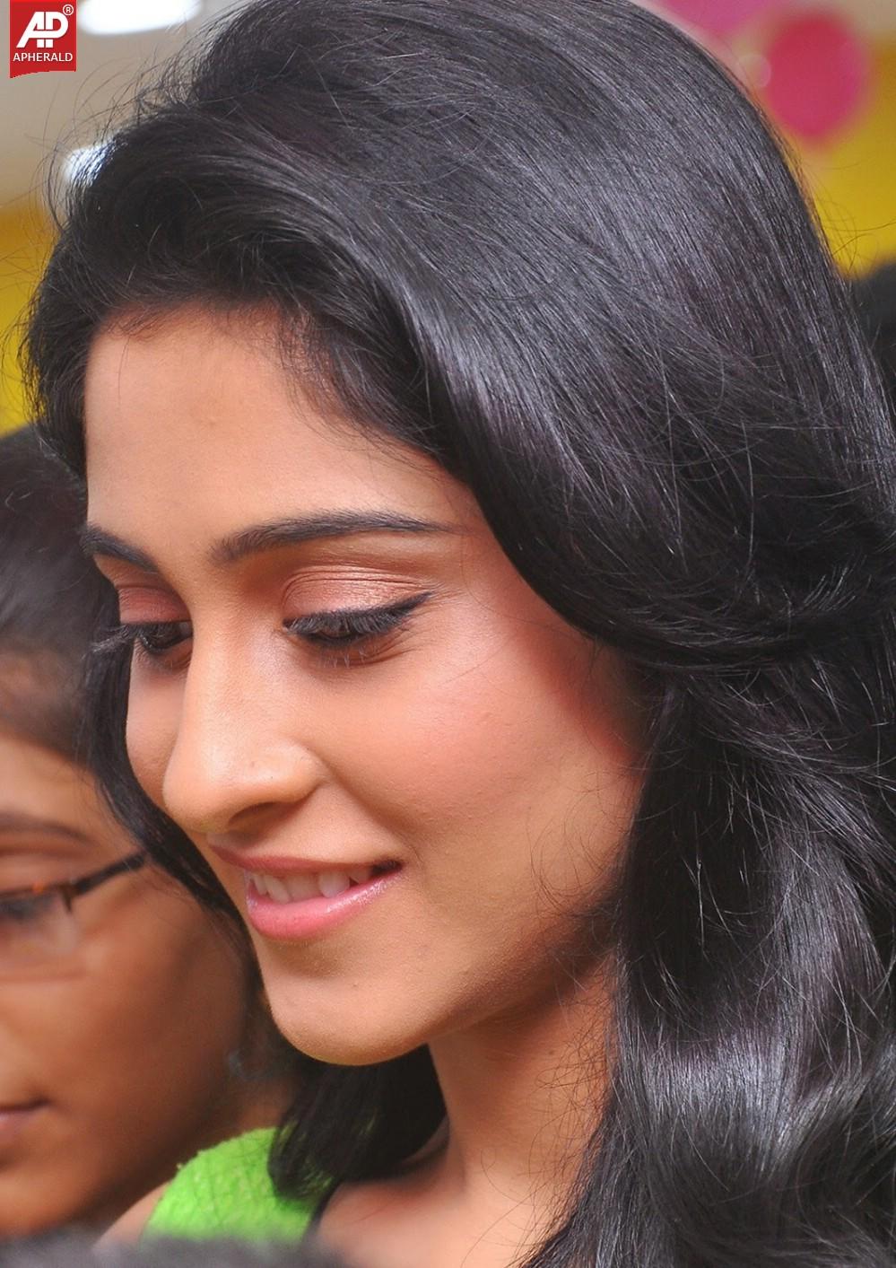 Regina Cassandra at B New Mobiles Launch